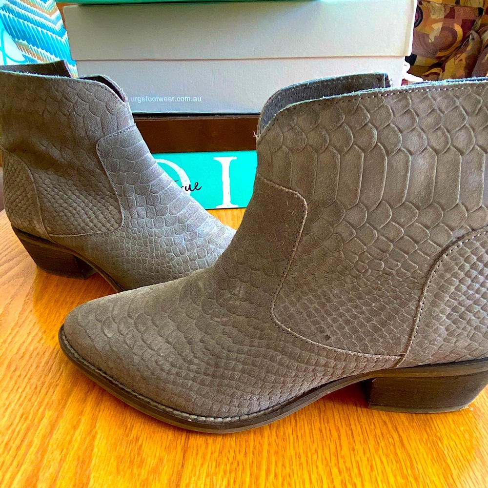Diba True Cool Wind Booties sz 9.6 Taupe Snakeskin